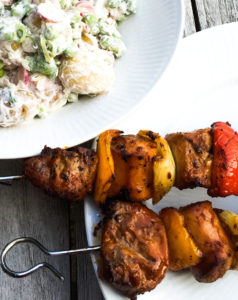 Se opskrift på marinade her Se opskrift på kartoffelsalat her